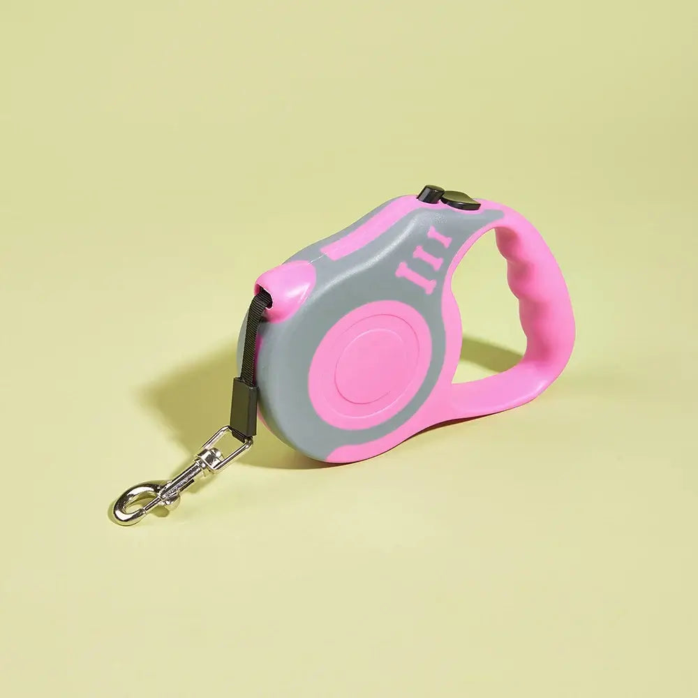 Tangle-free retractable leash with auto-lock for smooth walking